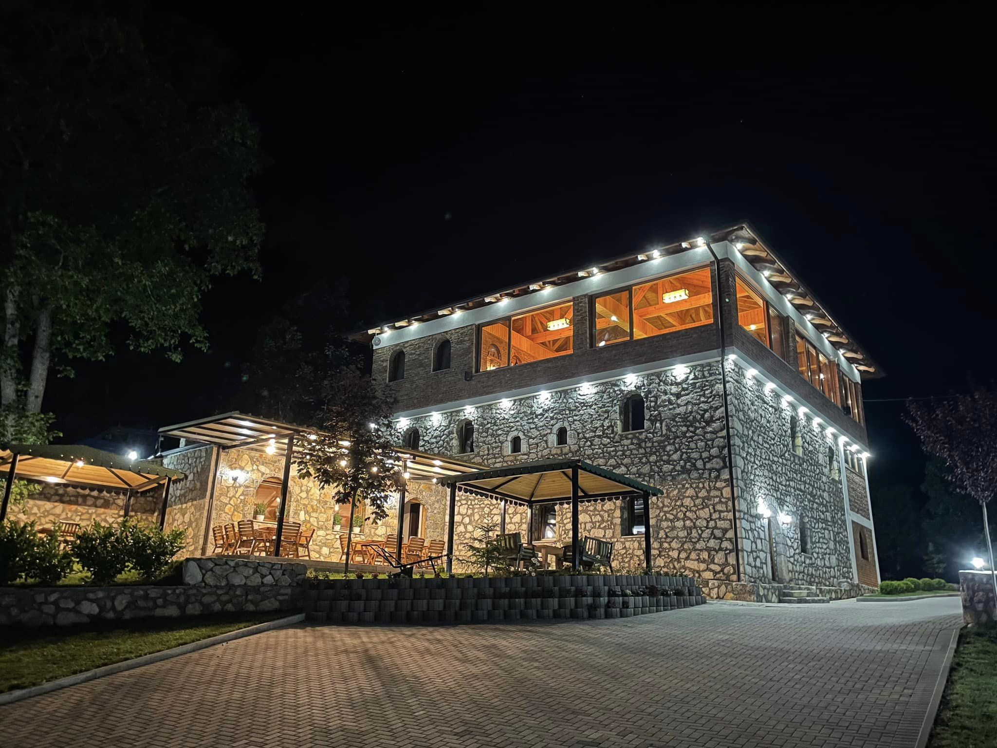 “Kalaja” – restauranti dhe moteli me traditë në Lipë të Pejës