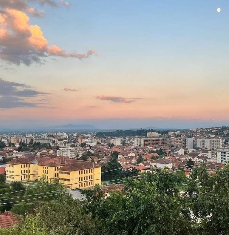 Nxënësja e Gjimnazit të Pejës largohet nga shkolla për shkak të shamisë