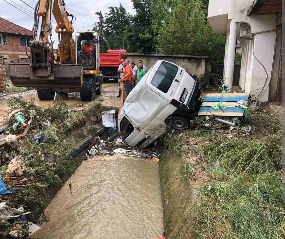 Peja dy vite pas vërshimeve tragjike – dhimbja mbetet, shumë pyetje pa përgjigje